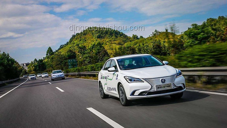 电动汽车 vs 燃油车：性能与环保对比分析